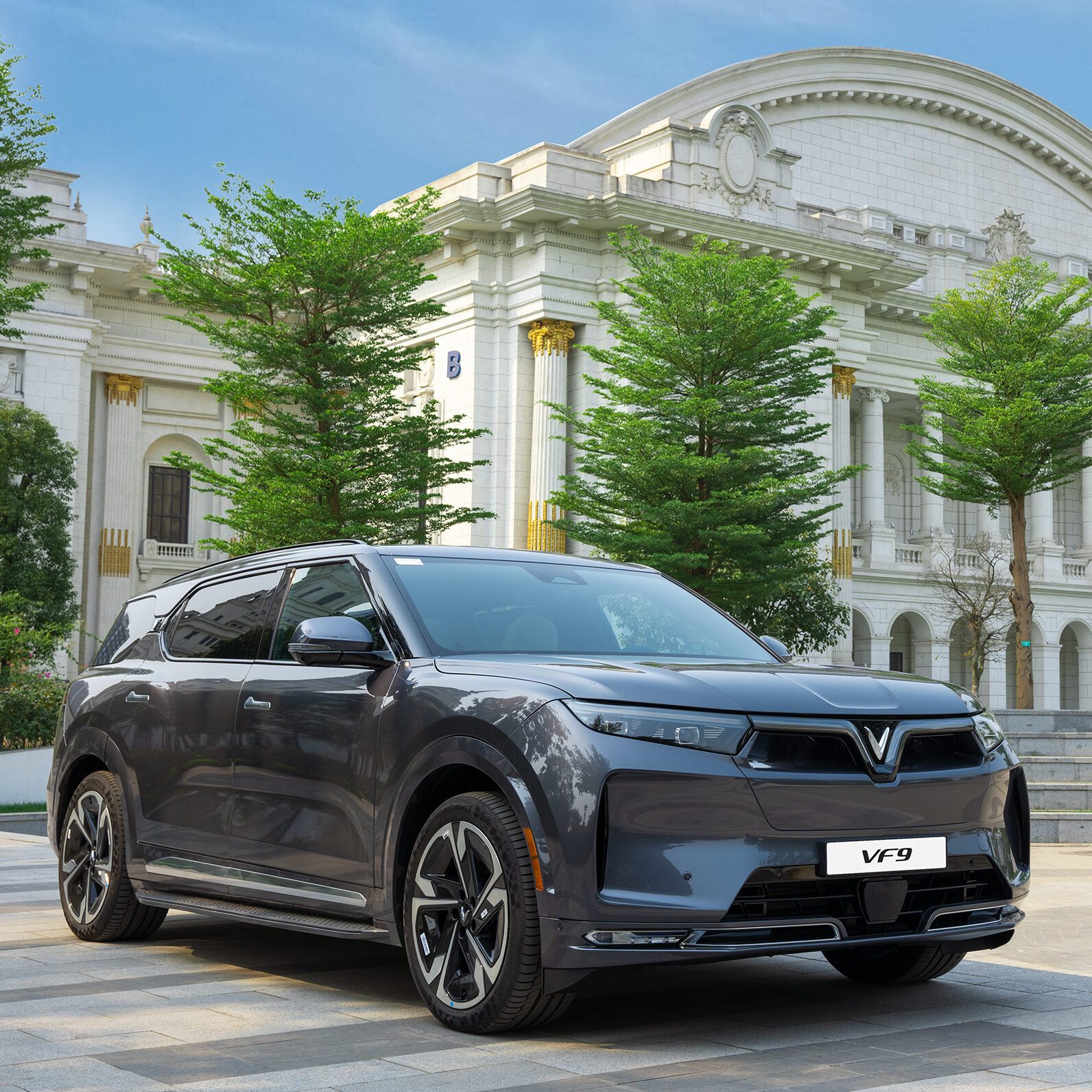 Thuê xe VinFast VF9 SUV điện 7 chỗ có lái